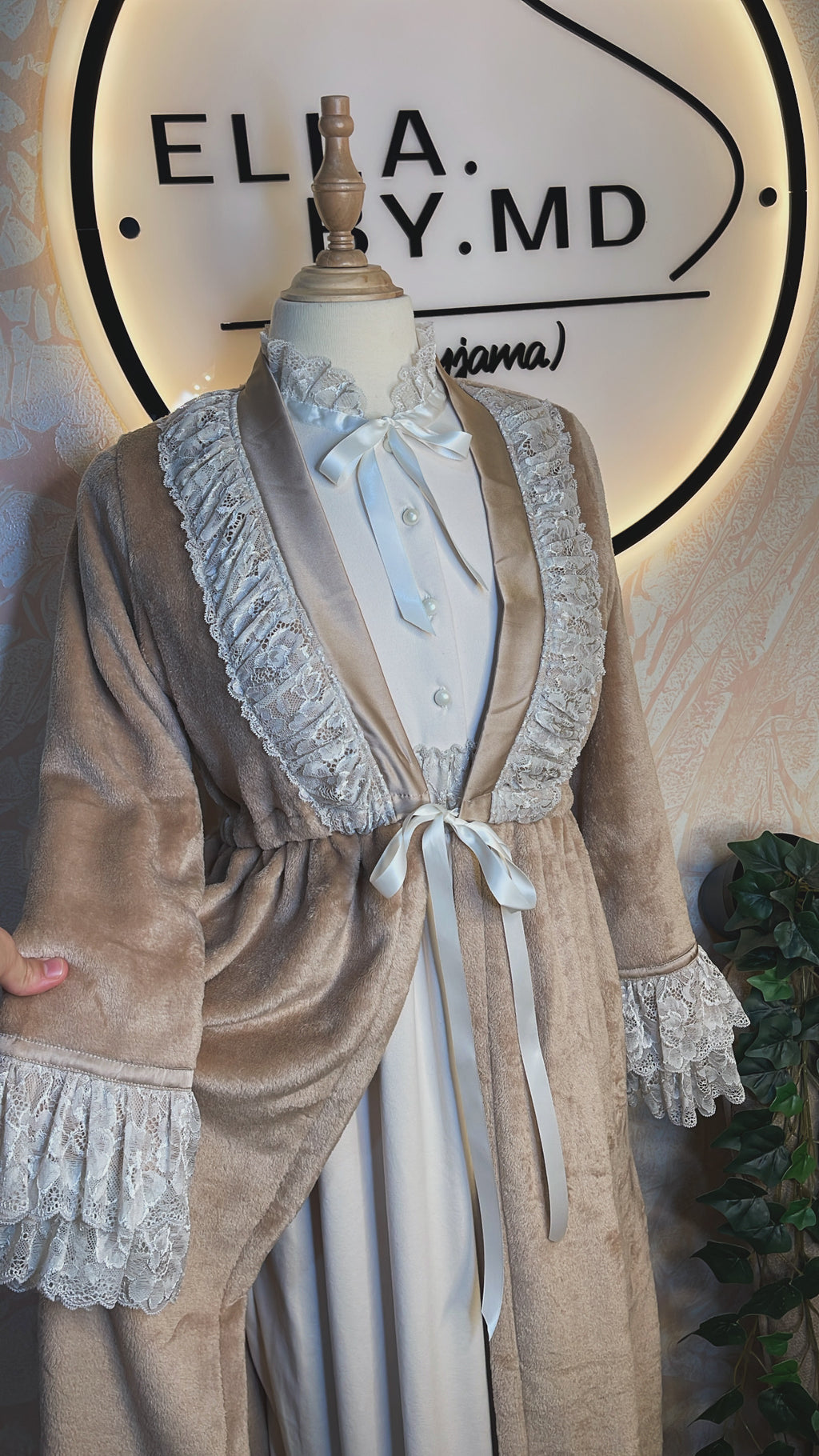 2 Pieces || Robe en blanc cassé avec peignoir caramel //  بتصميم مميز  كسوة و بنوار شتوي