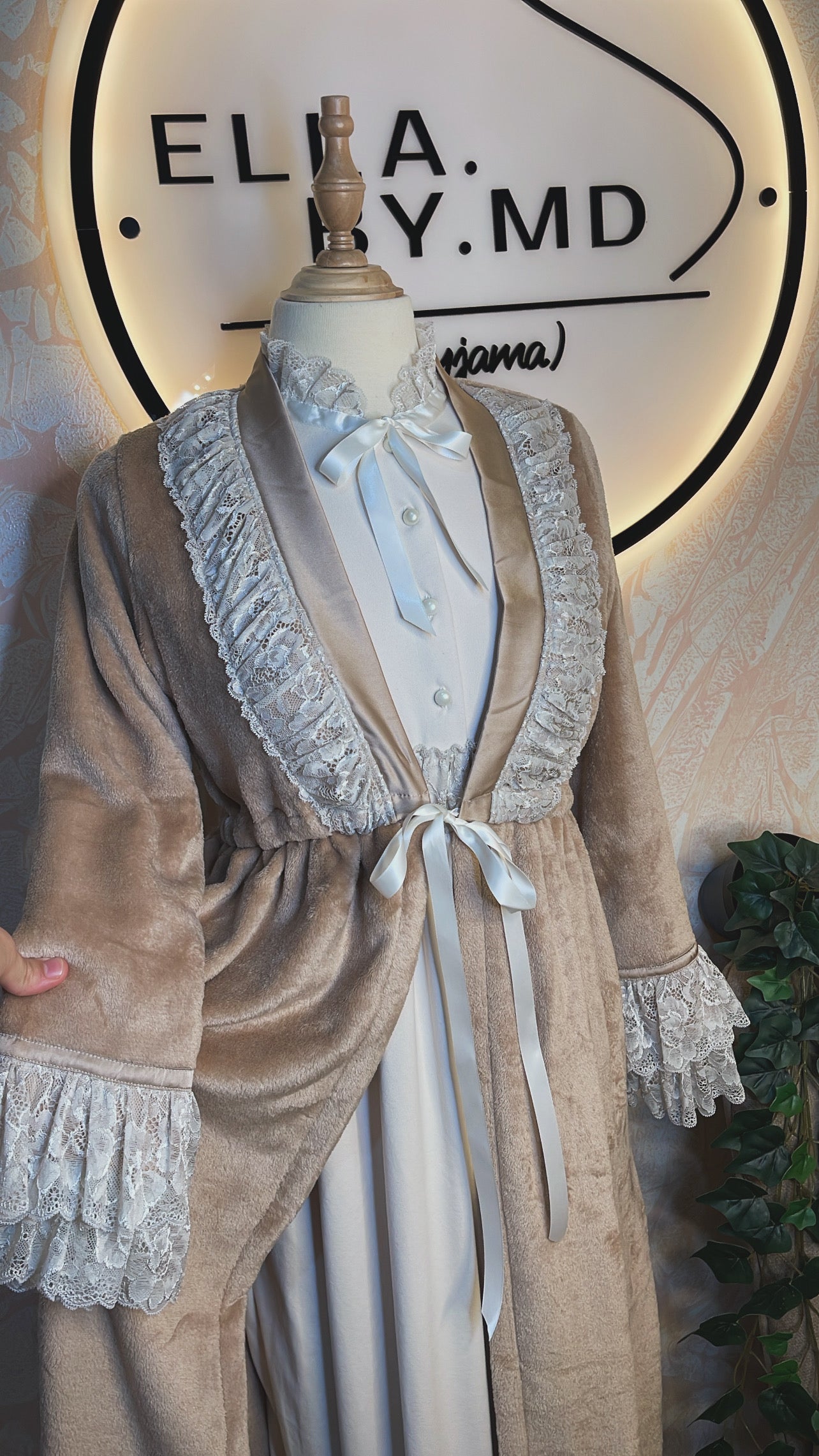 2 Pieces || Robe en blanc cassé avec peignoir caramel //  بتصميم مميز  كسوة و بنوار شتوي