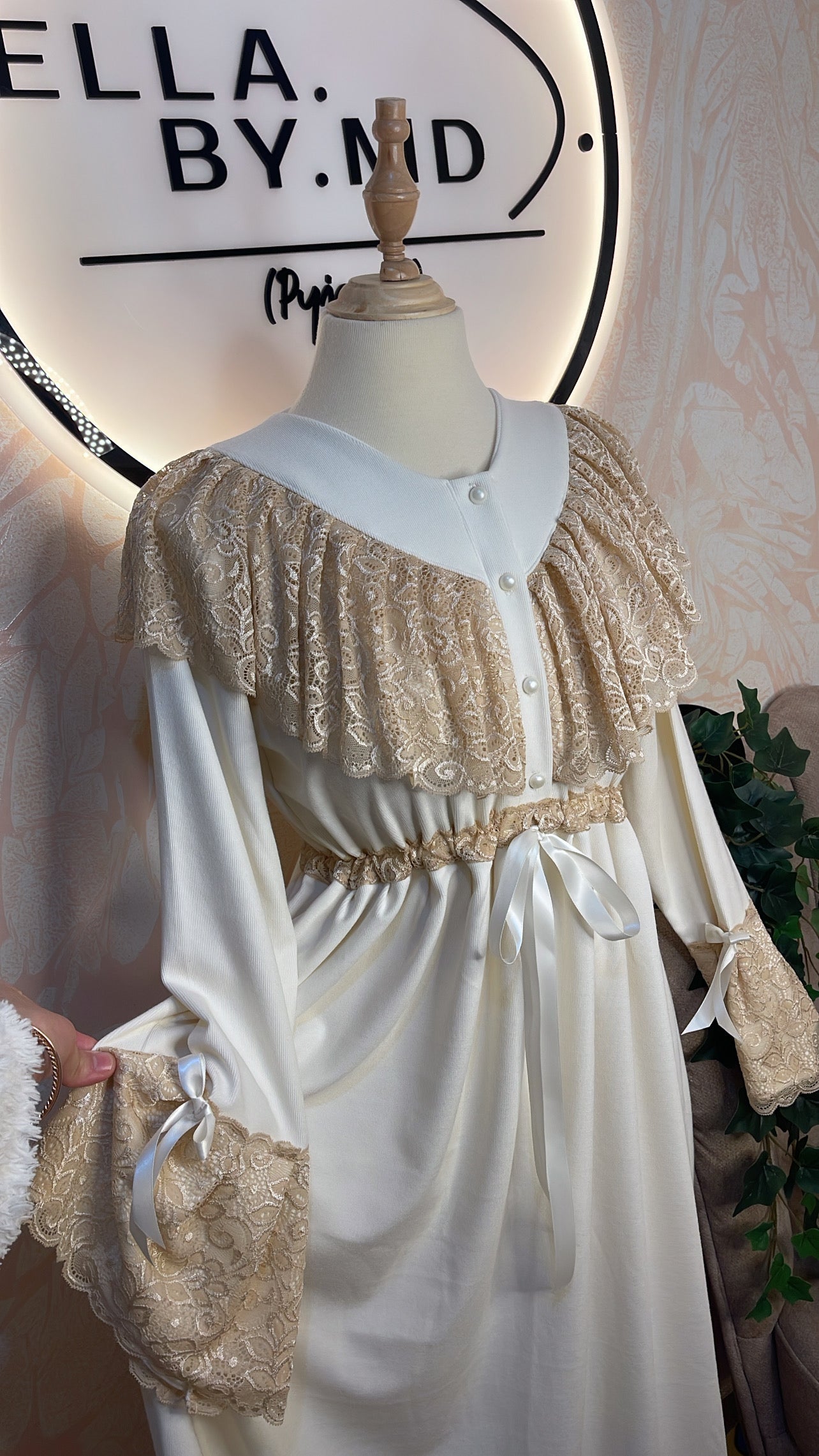 Robe Blanc Cassé avec Dentelle Bronze//Demi Saison//روب بيجامة بتفاصيل الدونتيل النحاسي