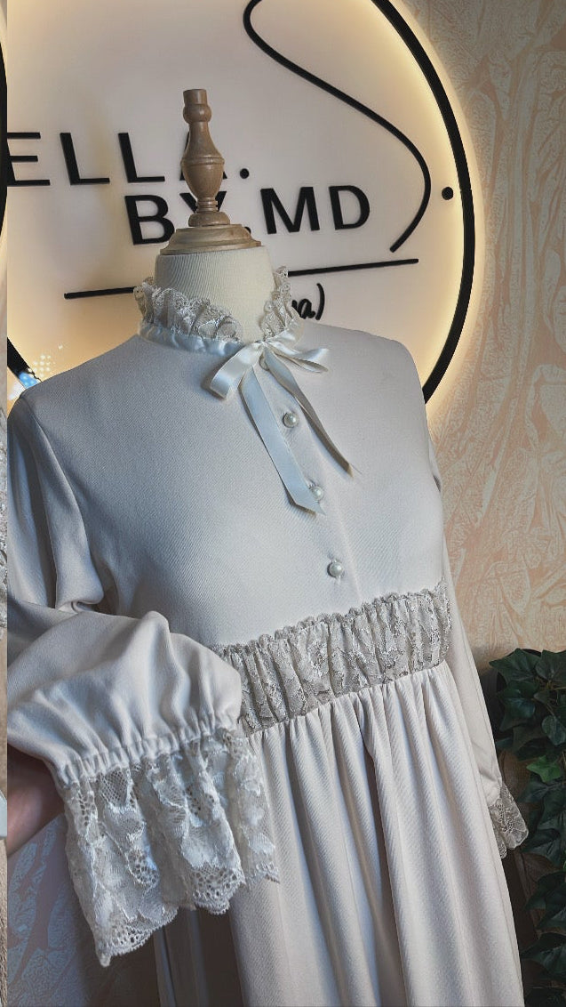 2 Pieces || Robe en blanc cassé avec peignoir caramel //  بتصميم مميز  كسوة و بنوار شتوي