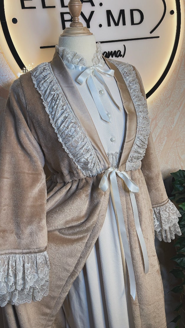 2 Pieces || Robe en blanc cassé avec peignoir caramel //  بتصميم مميز  كسوة و بنوار شتوي