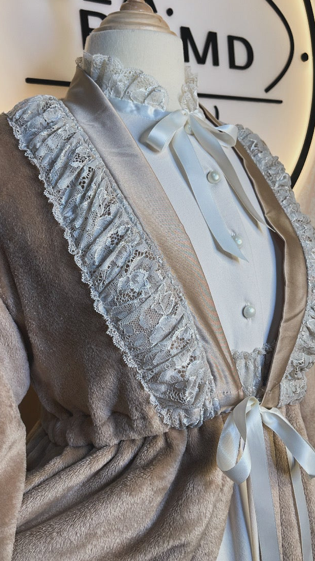 2 Pieces || Robe en blanc cassé avec peignoir caramel //  بتصميم مميز  كسوة و بنوار شتوي