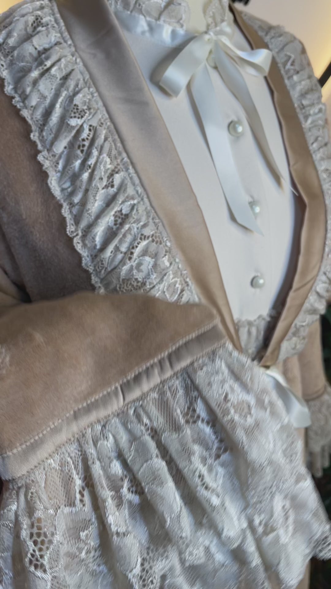 2 Pieces || Robe en blanc cassé avec peignoir caramel //  بتصميم مميز  كسوة و بنوار شتوي